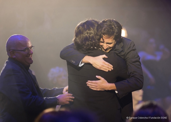 Juan Diego Botto y Sergio Peris-Mencheta abrazándose, con Valentín Álvarez al lado. En los Premios Max, la obra fue la ganadora de la noche, con cuatro galardones 